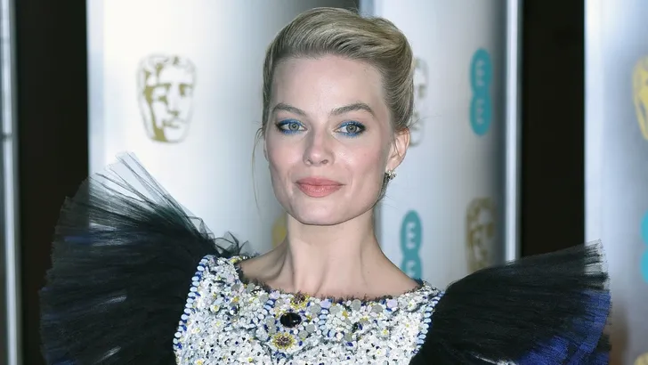 In deze jurk van Margot Robbie zit bijna 700 uur werk