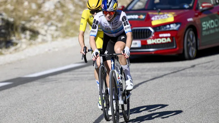 Demi Vollering wilde op de Mont Ventoux de Tour de France Femmes naar haar hand te zetten, maar dat lukte niet. Door tactisch getreuzel reed Kasia Niewiadoma naar een dubbelslag.