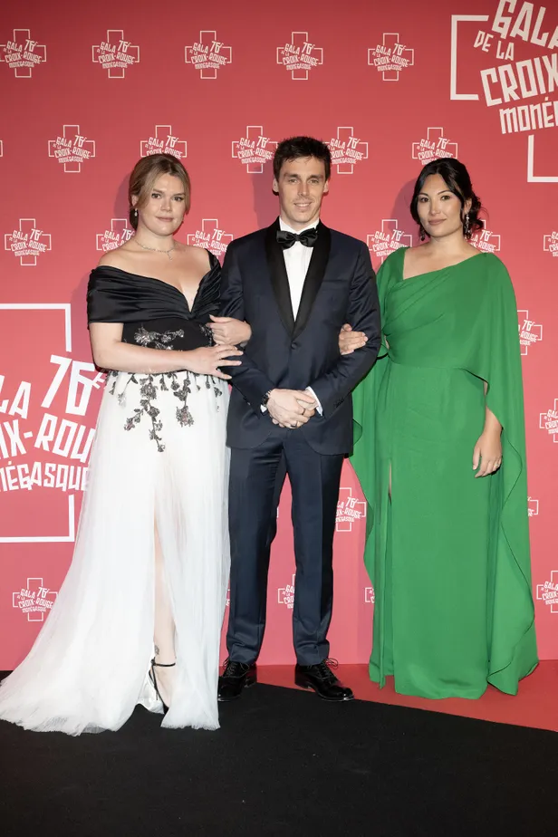 Foto van Camille Gottlieb, Louis Ducruet en Marie Ducruet tijdens het Gala de la Croix-Rouge in Monaco, juli 2025.