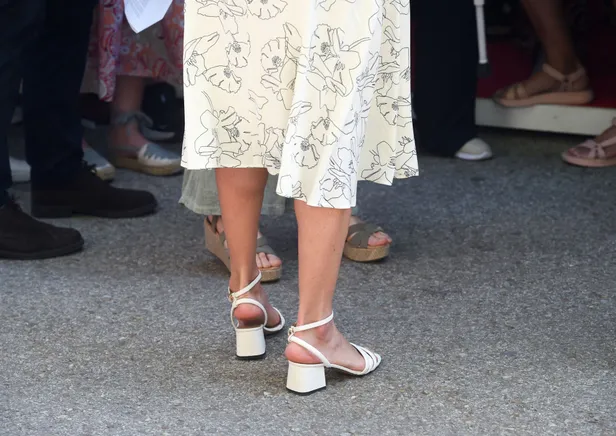 De stijlvolle witte sandalen van Boss zorgen voor een verfijnde zomerlook (Beeld: NL Beeld) 