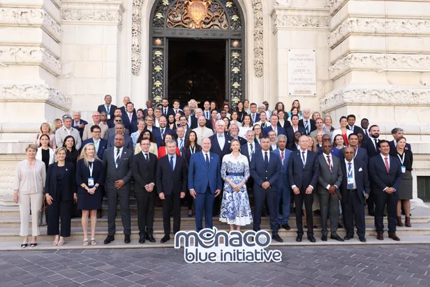Groepsfoto van Prins Albert en Prinses Charlene op bordestrap met andere genodigden van het Monaco Blue Initiative, mei 2026.