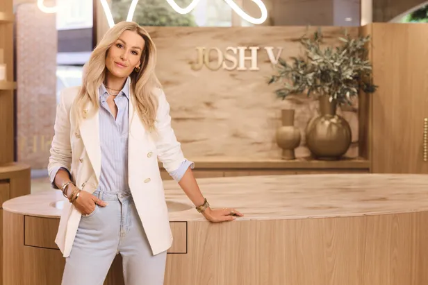 Founder Josh V bij haar brandstore 
