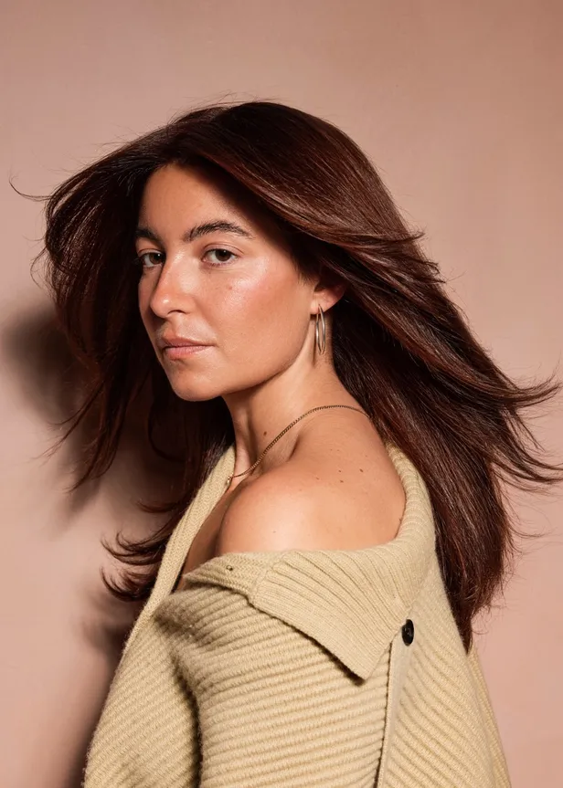 Influencer Benthe Liem deed mee aan Wella Professionals ‘Kleuren Doe Je Bij De Kapper’-YouTube-serie en showt hoe je met de juiste producten shiny haar krijgt.