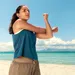 vrouw op strand stretchen met Hansaplast