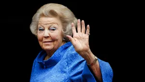 Zien: zó draagt prinses Beatrix haar kleindochters altijd bij zich