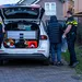 De politie houdt de toen 13-jarige verdachte aan bij zijn woning in Schiedam