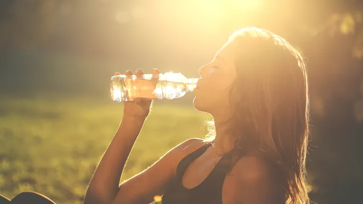 Waarom je een waterfles nooit moet hergebruiken