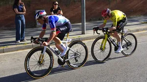 Remco Evenepoel met Jonas Vingegaard in zijn wiel.