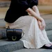 Vrouw in witte maxi rok.