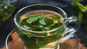 Muntthee in een glazen mok tegen opgeblazen gevoel na het kerstdiner.