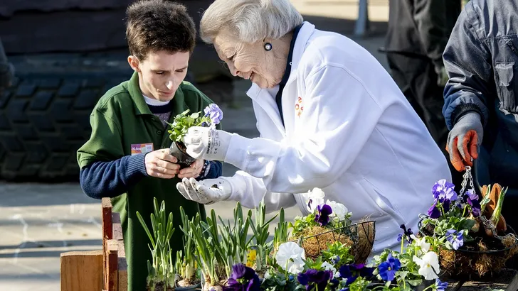 Prinses Beatrix fleurt kinderboerderij op