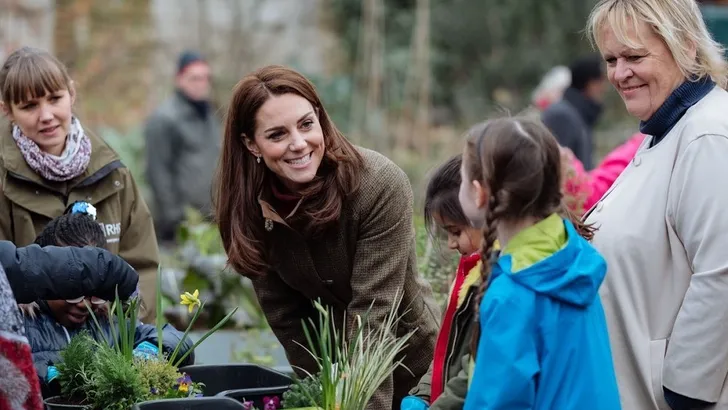 Hertogin Kate gaat aan de bloemetjes en de bijtjes