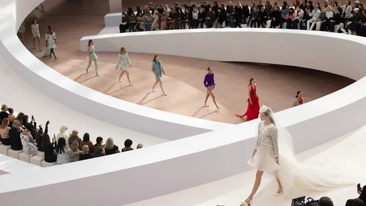 Chanel deelt groot nieuws – Foto van Chanel-catwalk met verschillende modellen tijdens Paris Couture Week, januari 2025.