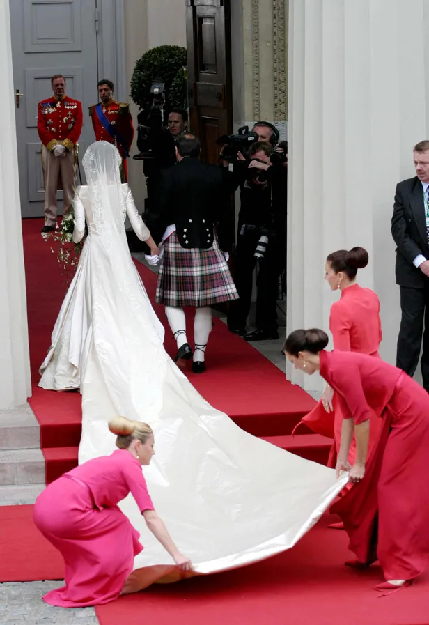 Detailfoto van de sleep van prinses Mary bij haar huwelijk met prins Frederik van Denemarken, 2004.