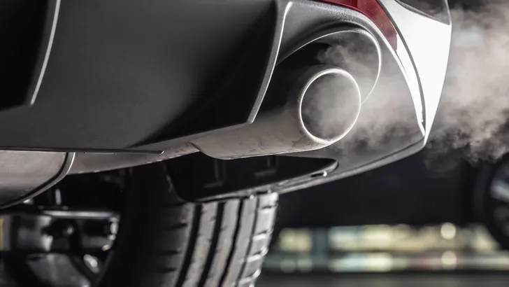 Milieuorganisatie eist een direct verbod op brandstofauto's BMW en Mercedes, maar het hof is onverbiddelijk