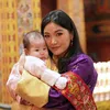 Jarige koningin Jetsun trakteert op nieuwe foto's met Bhutan-baby | Beau Monde