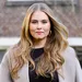 Prinses Amalia in stijlvolle mode tijdens een fotoshoot.