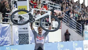 mathieu van der poel wint parijs-roubaix 2025