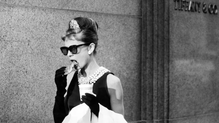 AUDREY HEPBURN in BREAKFAST AT TIFFANY'S, 1961, directed by BLAKE EDWARDS. Copyright PARAMOUNT PICTURES.