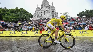 Tadej Pogacar voor de Sacre-Coeur in de slotrit van de Tour van 2025.