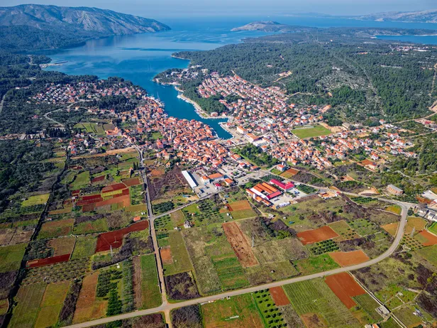 Betaalbare zeilvakanties in Europa: luchtfoto van Stari Grad, Kroatië.