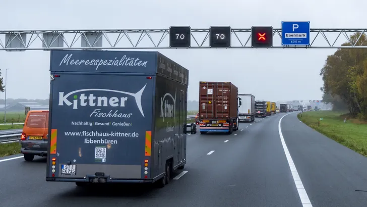 Rood kruis blijft staan door storing bij Rijkswaterstaat: mag je de rijstrook dan gebruiken?