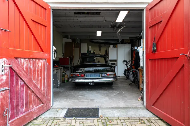 Het koetshuis van de pastorie in Schalsum biedt plek voor een oldtimer