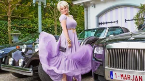 Marjan Strijbosch, bekend van The Real Housewives van het Zuiden, in een lila jurk bij verschillende luxe auto's.
