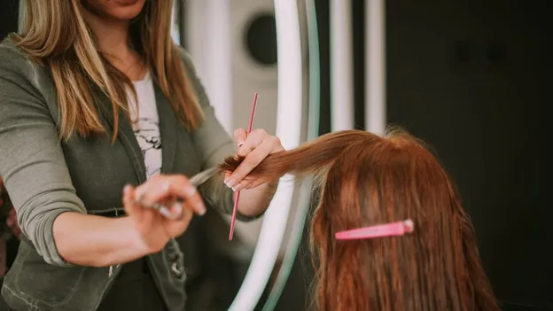 Vrouw laat pony knippen.