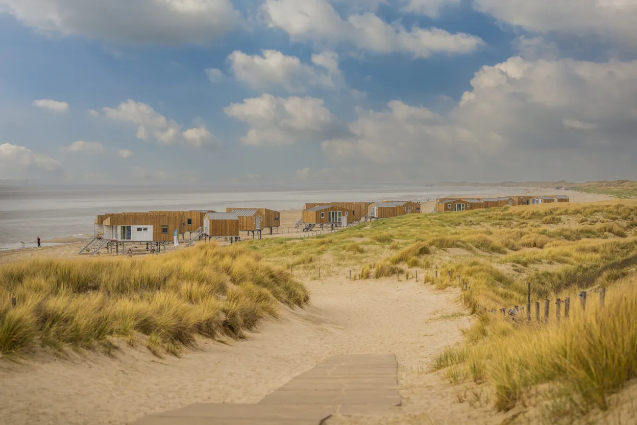 Vanaf de parkeerplaats loop je via de duinen richting je huisje op het strand - vakantiepark Landal Zeezigt in Petten