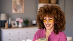 Foto van vrouw met oogpads tegen wallen. – Budgetproof oogpads van HEMA.