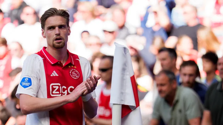 ZIEN: vriendin van Ajax' Speler van het Jaar Kenneth Taylor in hete bikini