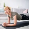 Stop met planken: een personal trainer onthult 4 effectievere core-oefeningen voor 50-plussers | Gezondnu