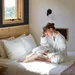Vrouw leest e-reader op bed