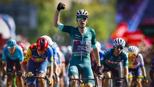 Van Aert wint dankzij Kuss