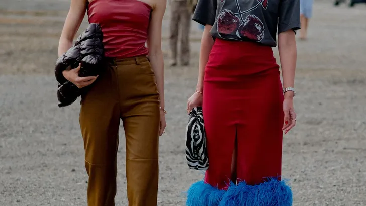 Vriendinnen met stijlvolle looks.