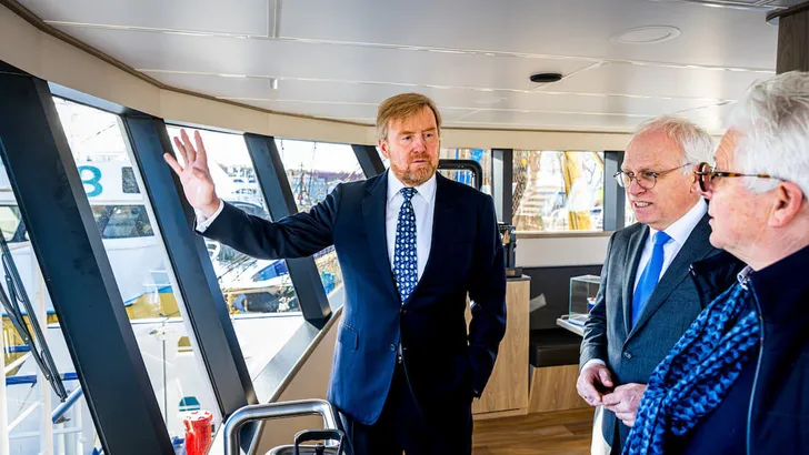 Koning en minister Adema bezoeken haven en visafslag van Stellendam