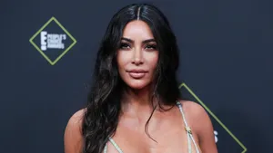 Zien: Kim Kardashian schittert met kids in nieuwe videoclip Kanye West