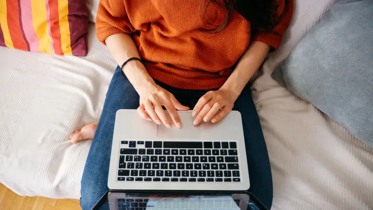 Waarom je nooit op bed zou mogen zitten met gewone kleding