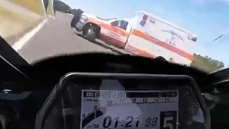 VIDEO: ambulance veroorzaakt levensgevaar bij superbike-race