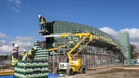 Nederlandse studenten bouwen gigantische brug van bierkratten