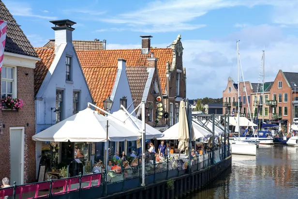 Terrasjes aan de waterkant in Lemmer