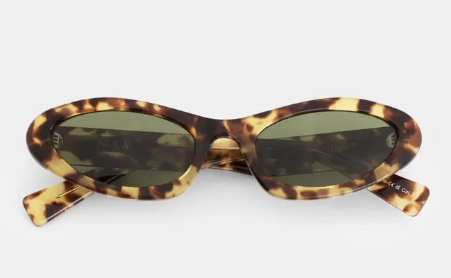 Een bril van Nulá geeft elke look net dat beetje extra rust en stijl, zonder dat je er moeite voor hoeft te doen (€155).