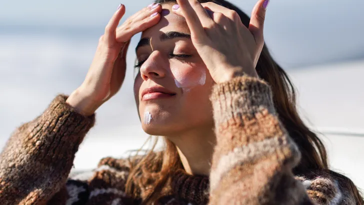 Zonnebrand in de herfst en winter: is smeren écht nodig?