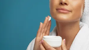 vrouw doet skincare