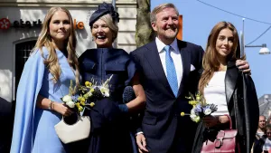 Koningin Máxima over uitgevlogen dochters. – Foto van koninklijk gezin in Doetinchem voor Koningsdag 2025