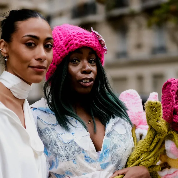 Waarom we deze winter onze beanies massaal inruilen voor haakwerk