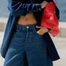Vrouw in stijlvolle denim outfit tijdens fashion week.