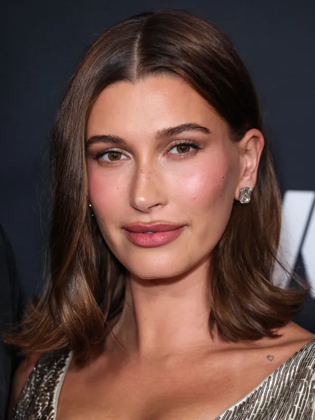 Hailey Bieber is de queen van glass hair 