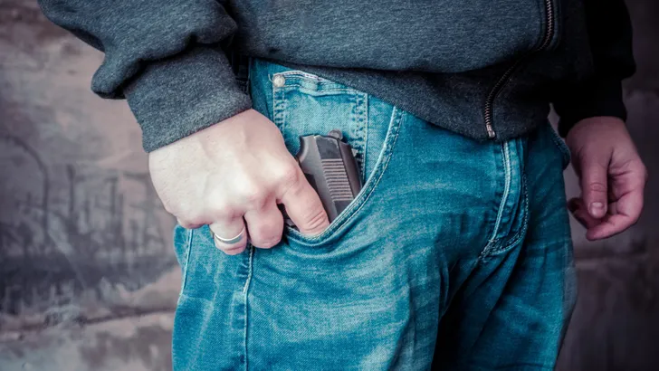 Man schiet zichzelf in kruis nadat hij pistool laat zien in supermarkt